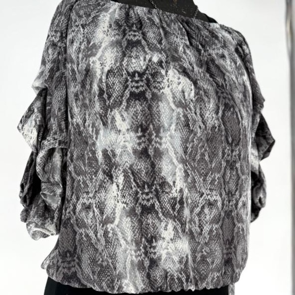 NWT Vince Camuto snake print ruffle sleeve blouse - Picture 4 of 12